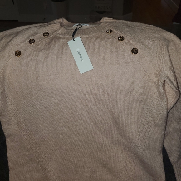 Calvin Klein sweater. - Picture 2 of 4